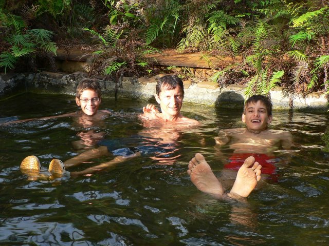 94- Bastien, Pascal et Romain dans un bain d'eau chaude naturelle 